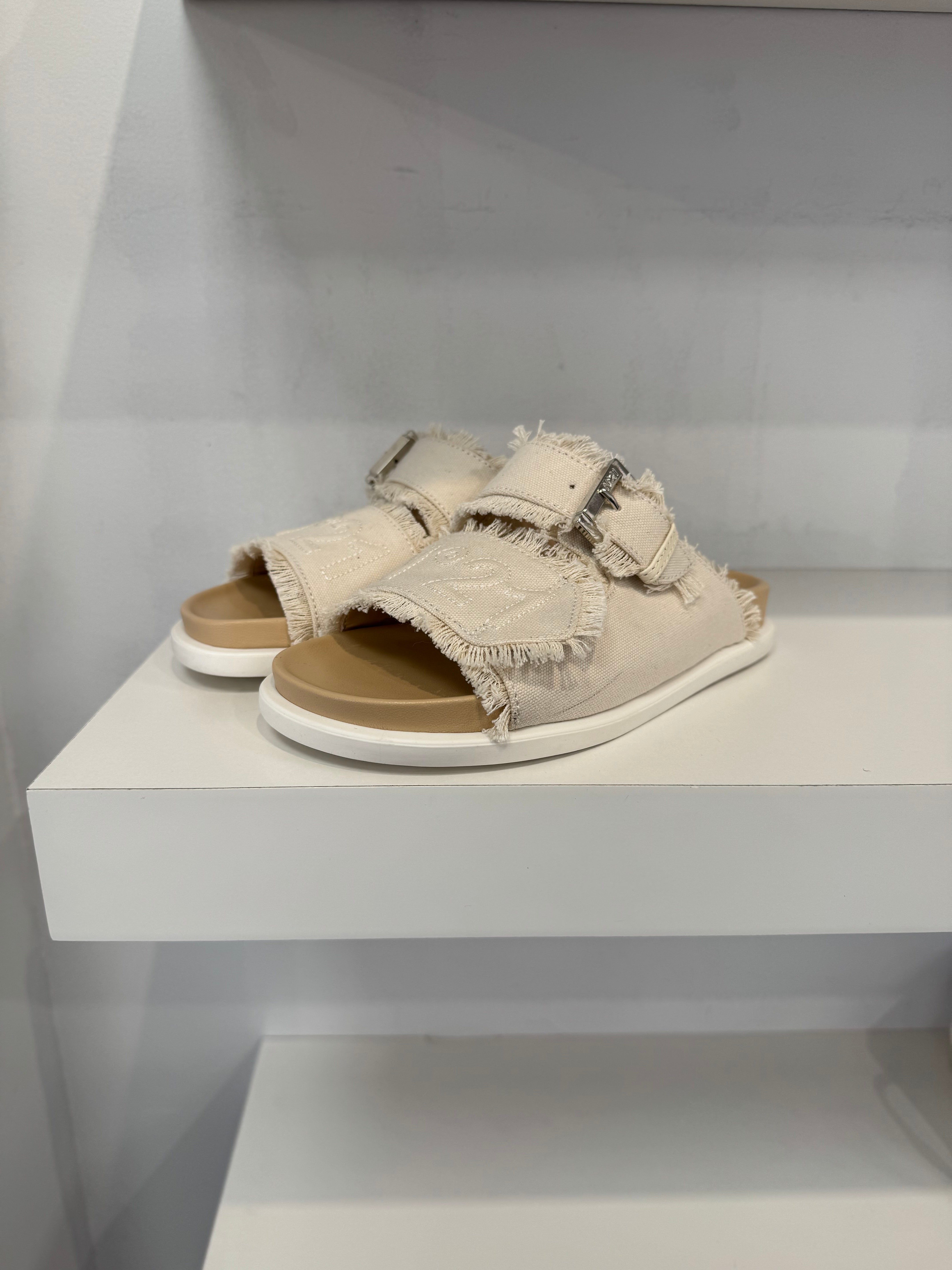 N°21 Fringe Mule